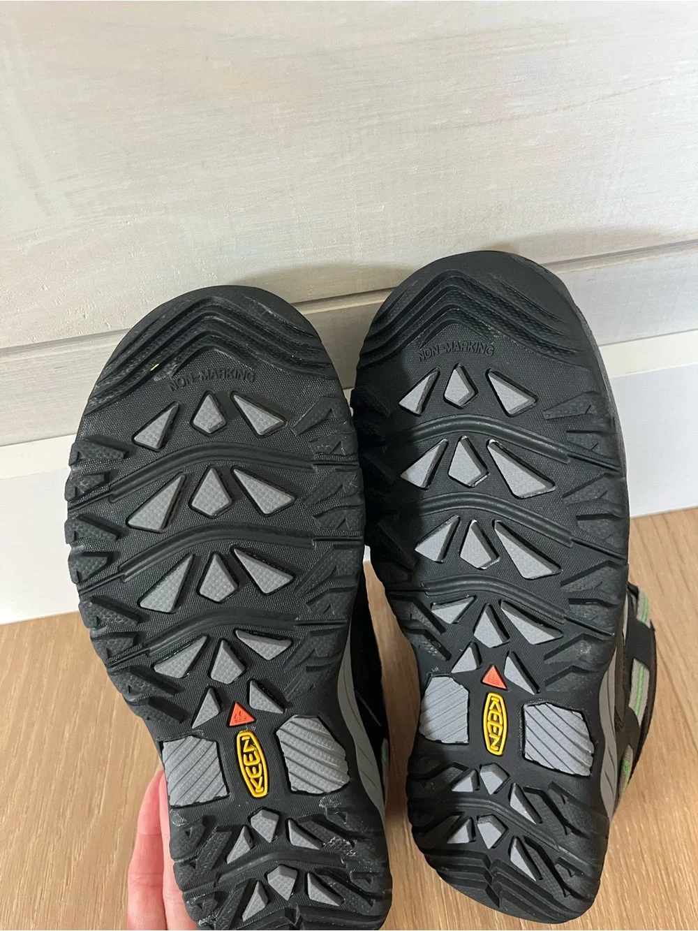 Keen Targhee Low WP big kids hiking waterproof shoes sneakers NWOT EU 37 US 5
